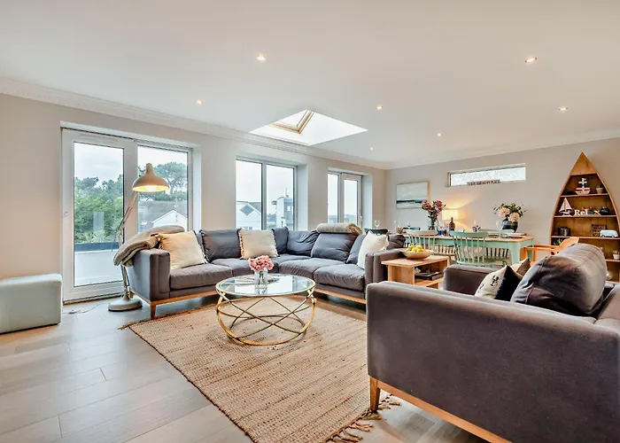 High Tides Elegant & Modern 5-Bedroom Villa In Sandbanks