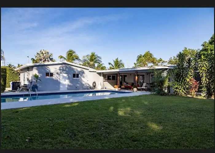 5 Mins To Beach Lux Spacious Heated Pool Home With 2 Car Garage