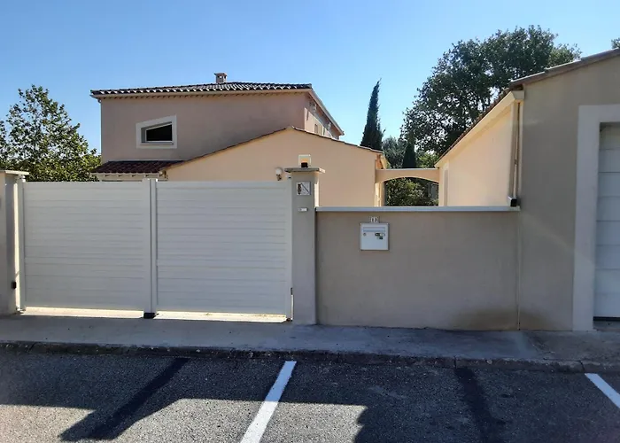 Villa Provence: Tranquil Retreat with Private Pool Near Saint-Remy Center