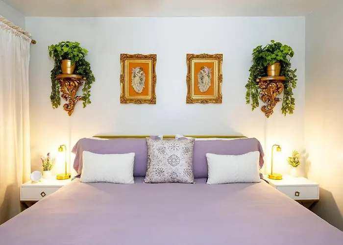 Villa Golden - King Bed & Swimming Pool!