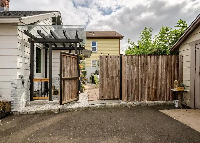 Gem By The Water With Firepit & All Fenced Backyard 2 Bedrooms