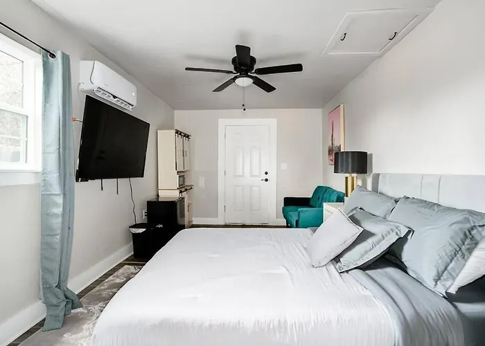 Guest Suite & Bathtub In The Village