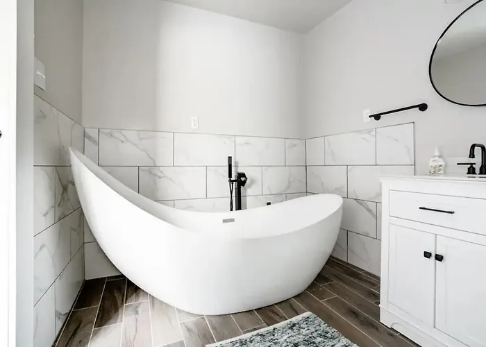 Guest Suite & Bathtub In The Village