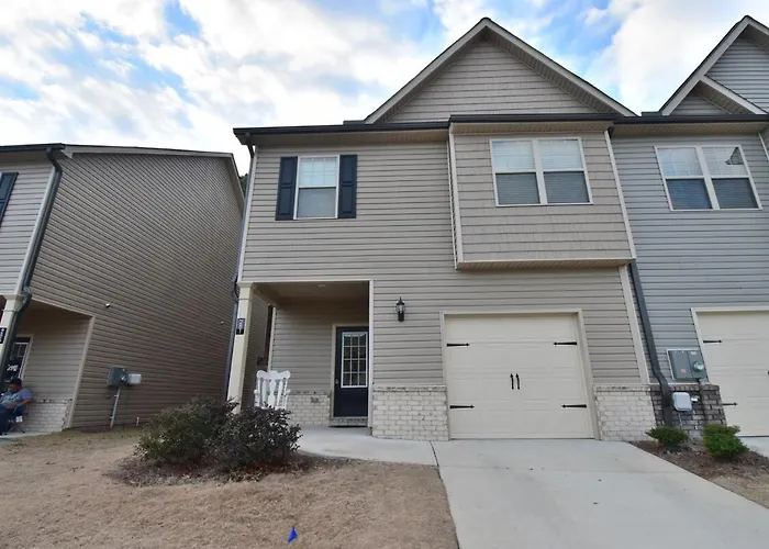 Stay In A Brand New Townhome In Winder!