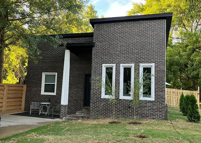 Perfectly Located 2 Bed/2 Full Bathroom/1 Sofa Bed