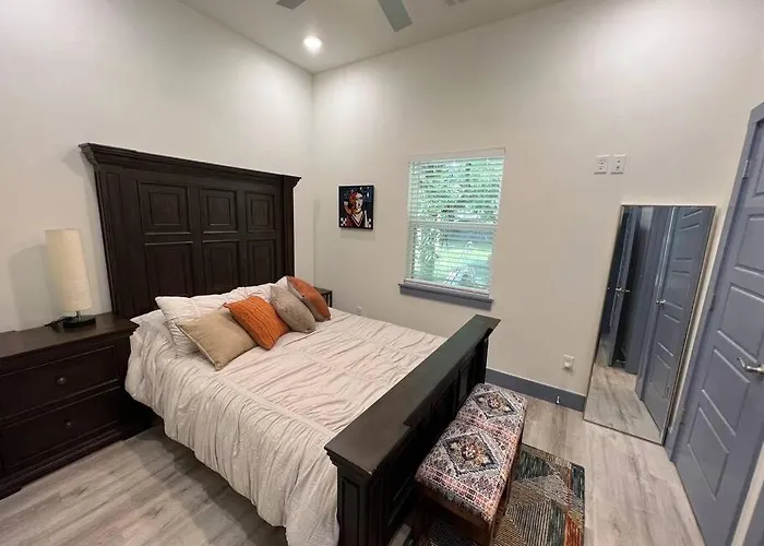 Perfectly Located 2 Bed/2 Full Bathroom/1 Sofa Bed
