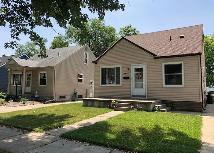 Super Cute & Cool Home With 65Inch Tv 2Baths 4 Bedrooms 2King Beds Bbq Grill Fenced Backyard