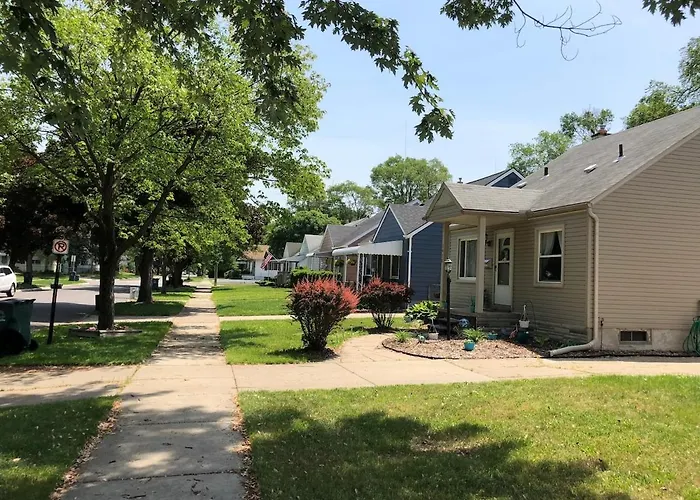 Super Cute & Cool Home With 65Inch Tv 2Baths 4 Bedrooms 2King Beds Bbq Grill Fenced Backyard