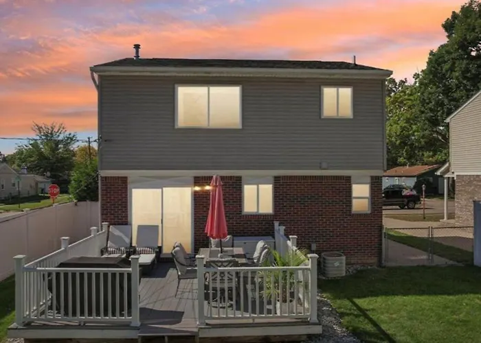 Newly Luxury Dream Home With 4 Bedroom 2 Full Bath, Full Body Massage Chair, 65Inch Tv, Nice Deck, Fenced Backyard, Private Gym