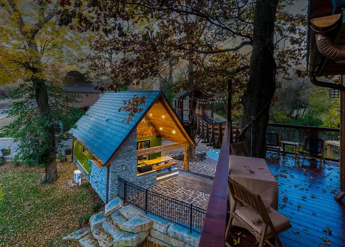 Tree Cabin In Bentonville