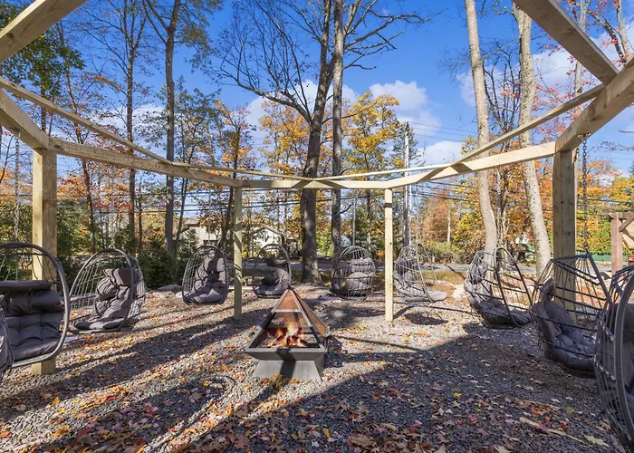 New Luxury Lakeview Haven With Lake Access, Hottub, Game Room, Sleeps 26
