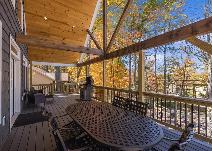 New Luxury Lakeview Haven With Lake Access, Hottub, Game Room, Sleeps 26