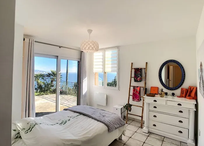 Sur Les Hauteurs De Theoule Villa Avec Une Magnifique Vue Mer