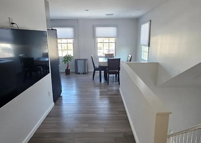 Beautifully Renovated 3-Bedroom Guest Stay