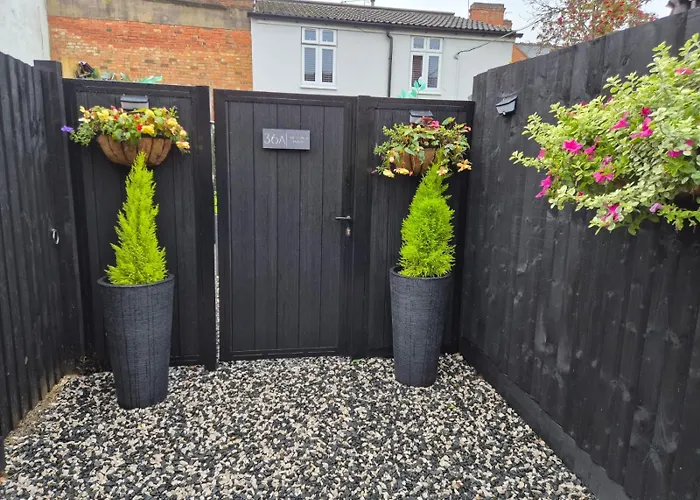 Rugby Coach House, Central Location, 5 Star Rating