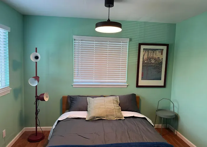 Spacious Bright Room In Prime Silicon Valley Location