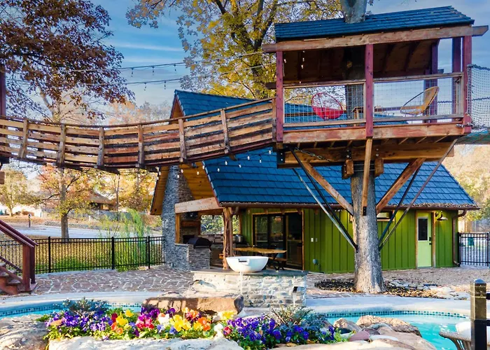 Tree Cabin In Bentonville