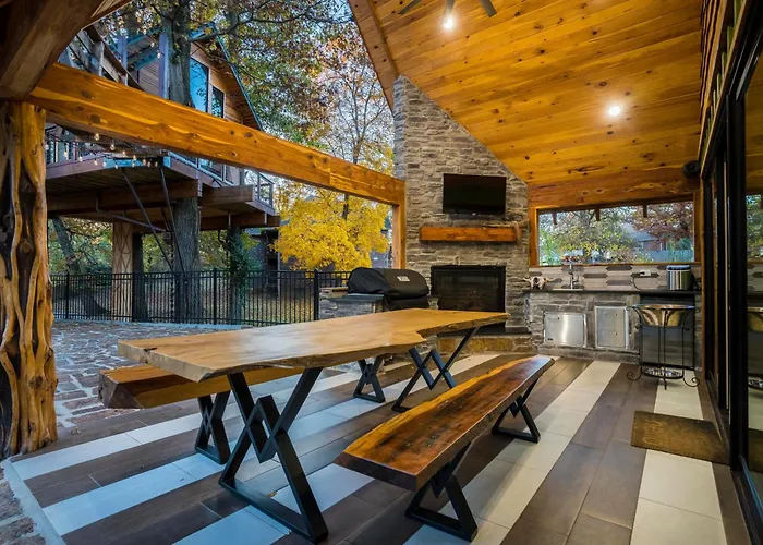 Tree Cabin In Bentonville