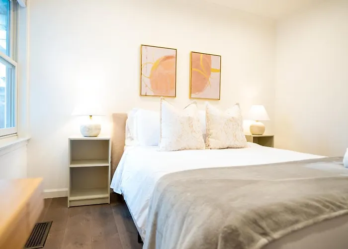 Grand Lux 4Br Prime Location & Serene Yard