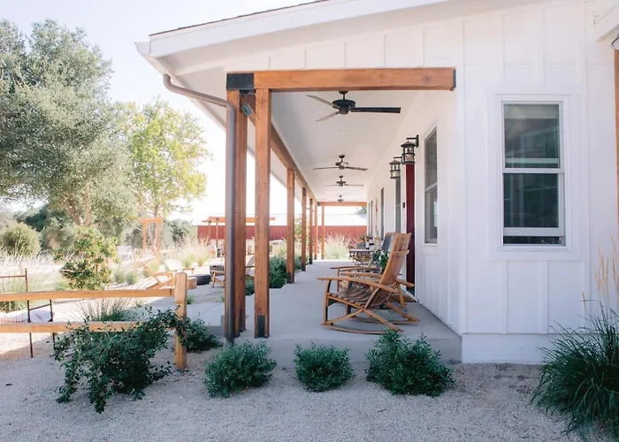 Le Coop At Farm Blanc Et Rouge