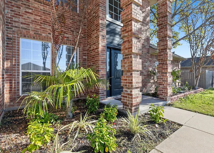 Spacious 5-Bedroom Villa In Welcoming Burleson With Wifi, Ac
