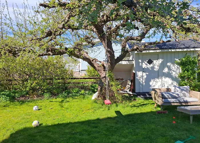 Barnvaenlig Villa Med Groenskande Traedgard