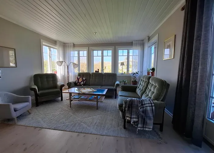 Barnvaenlig Villa Med Groenskande Traedgard