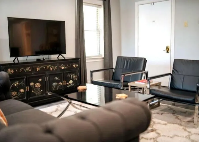 Upstairs Villa At Pine Street