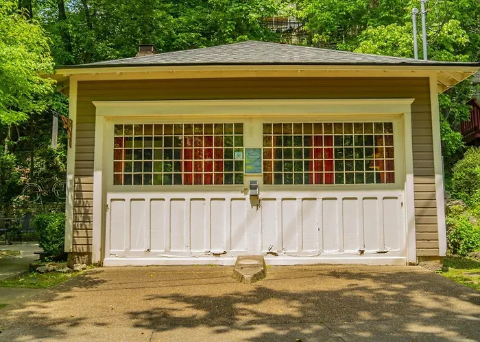 66 Center - Carriage House