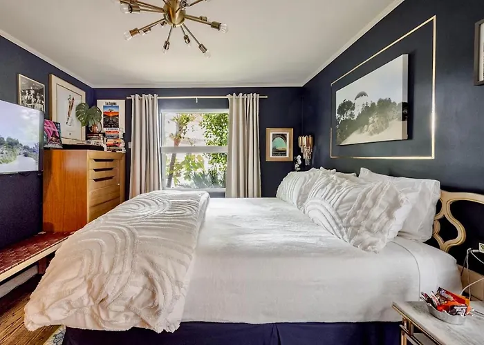 The Vine Studio City - Cal King - Private Entrance
