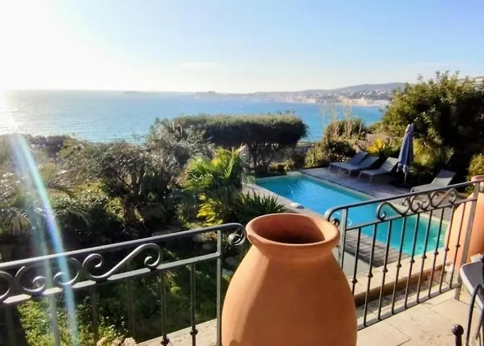 Confortable Villa En Bord De Mer Avec Piscine