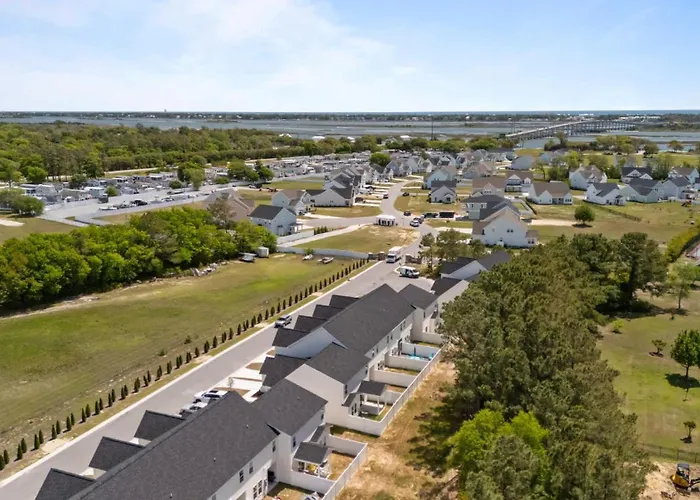 Modern Retreat Minutes To Emerald Isle Beach Villa