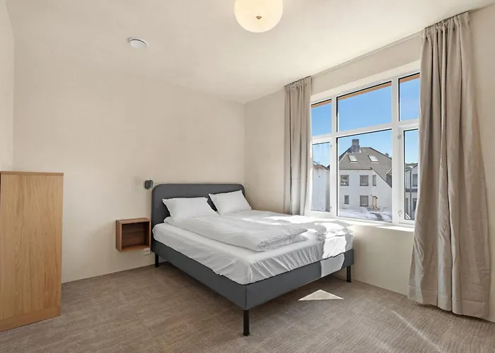 Central Guest House - Bedroom With Private Bathroom