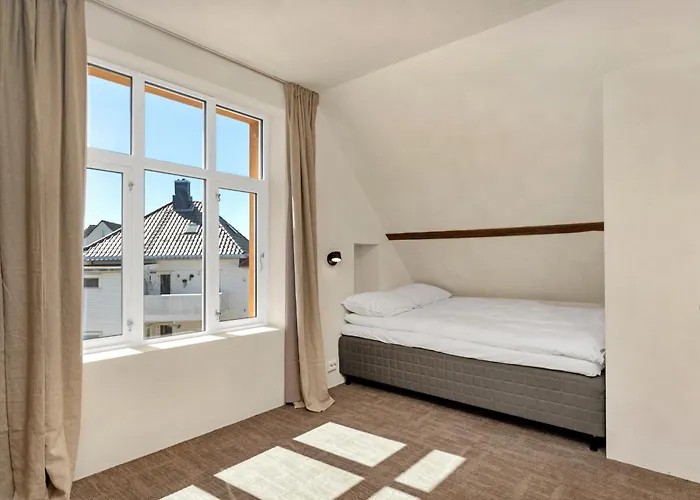 Central Guest House - Bedroom With Private Bathroom