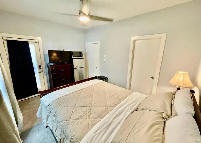 Eado Essentials Suite With Fridge, Microwave, Wifi And Ac