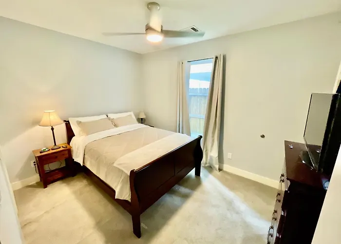 Eado Essentials Suite With Fridge, Microwave, Wifi And Ac