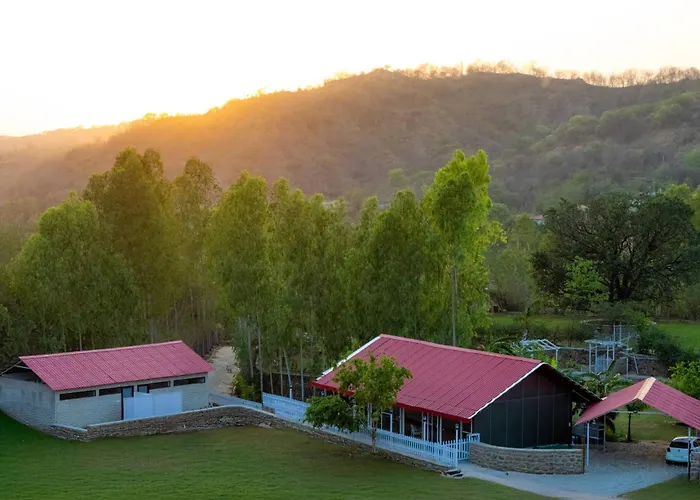 Stayvista At Golden Lark With Wi-Fi, Pool & Lawn