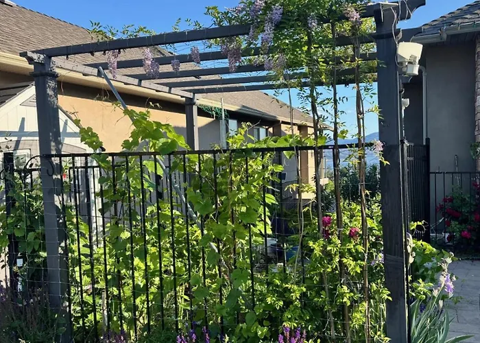 Lakeview 2-Bed 2-Bath Entire Suite Near Summerhill Winery