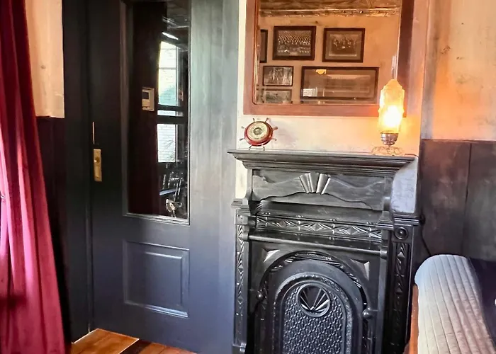 Crew'S Quarters Boarding House - Caters To Men