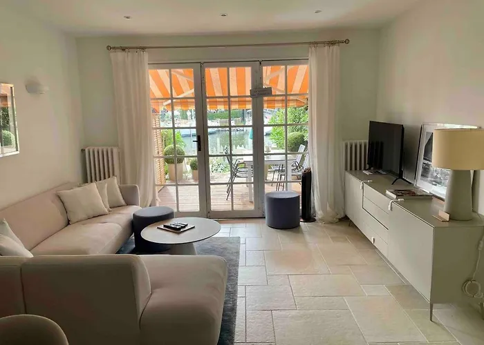 Maison Du Bonheur Newly Renovated House, Private Garden And 12X4M Mooring