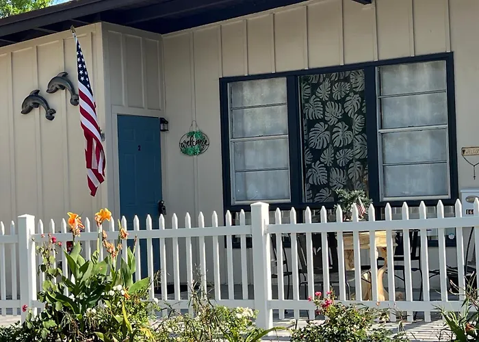 Coastal Escape Walkable, Cozy Pet-Friendly
