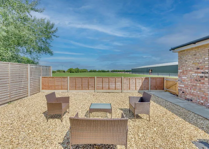 Luxury Isla Cottages Bourne, Dog Friendly With Garden, Parking, Countryside Views, Family Holidays & Easy Access To Town