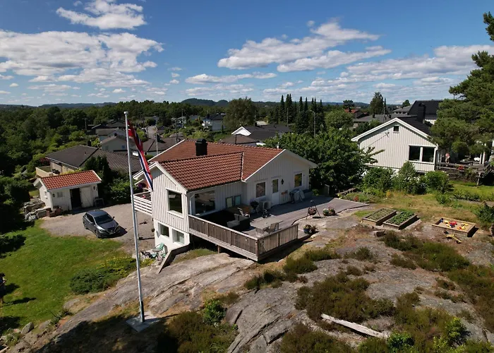 Hus Med Havutsikt Og Stor Terrasse