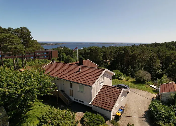 Hus Med Havutsikt Og Stor Terrasse