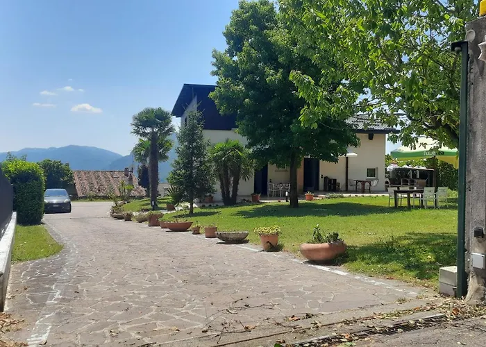 Villa Sara - Lake View, Garden & Private Parking