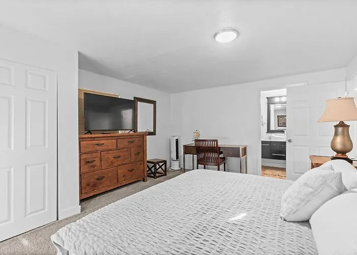 Modern Private Whole Unit 4 Bedroom Guest Suite King Bed
