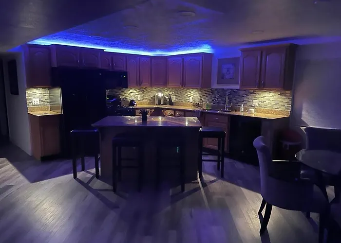 Modern Private Whole Unit 4 Bedroom Guest Suite King Bed