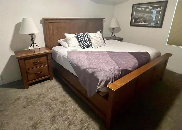 Modern Private Whole Unit 4 Bedroom Guest Suite King Bed