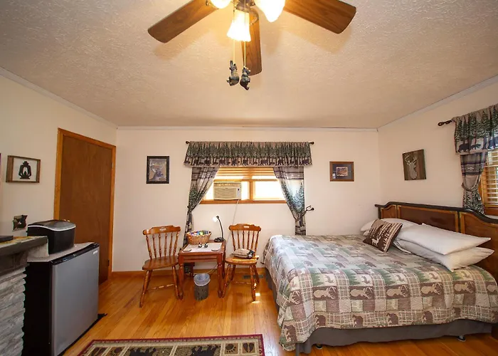 Smiths In-Law Suite! Pet Friendly! Hot Tub!