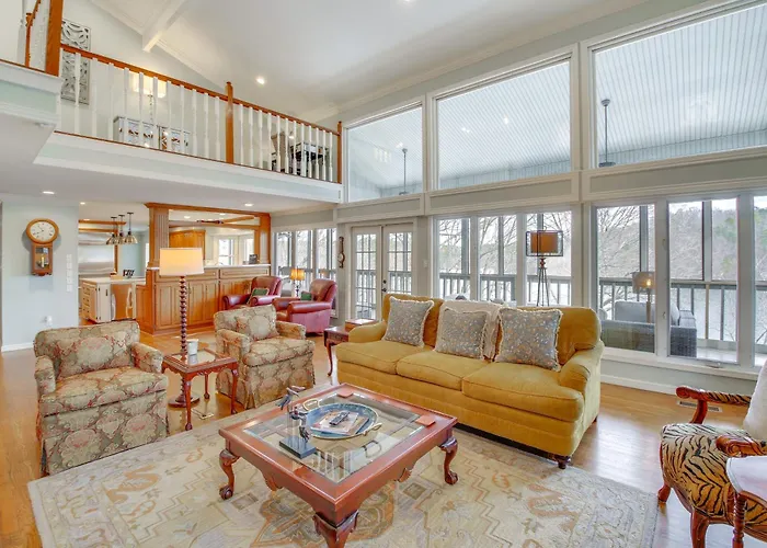 Screened-In Porch W/ Views: Hot Springs Getaway!